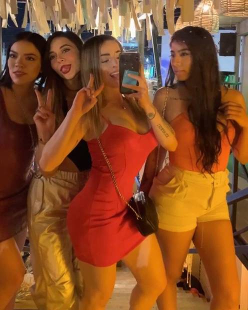 Imagen de Chica bonita se va de fiesta en su vestido rojo con sus amigas